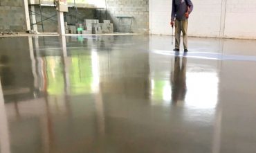 Aplicação de Endurecedores Químicos em piso industrial LISTAGEM